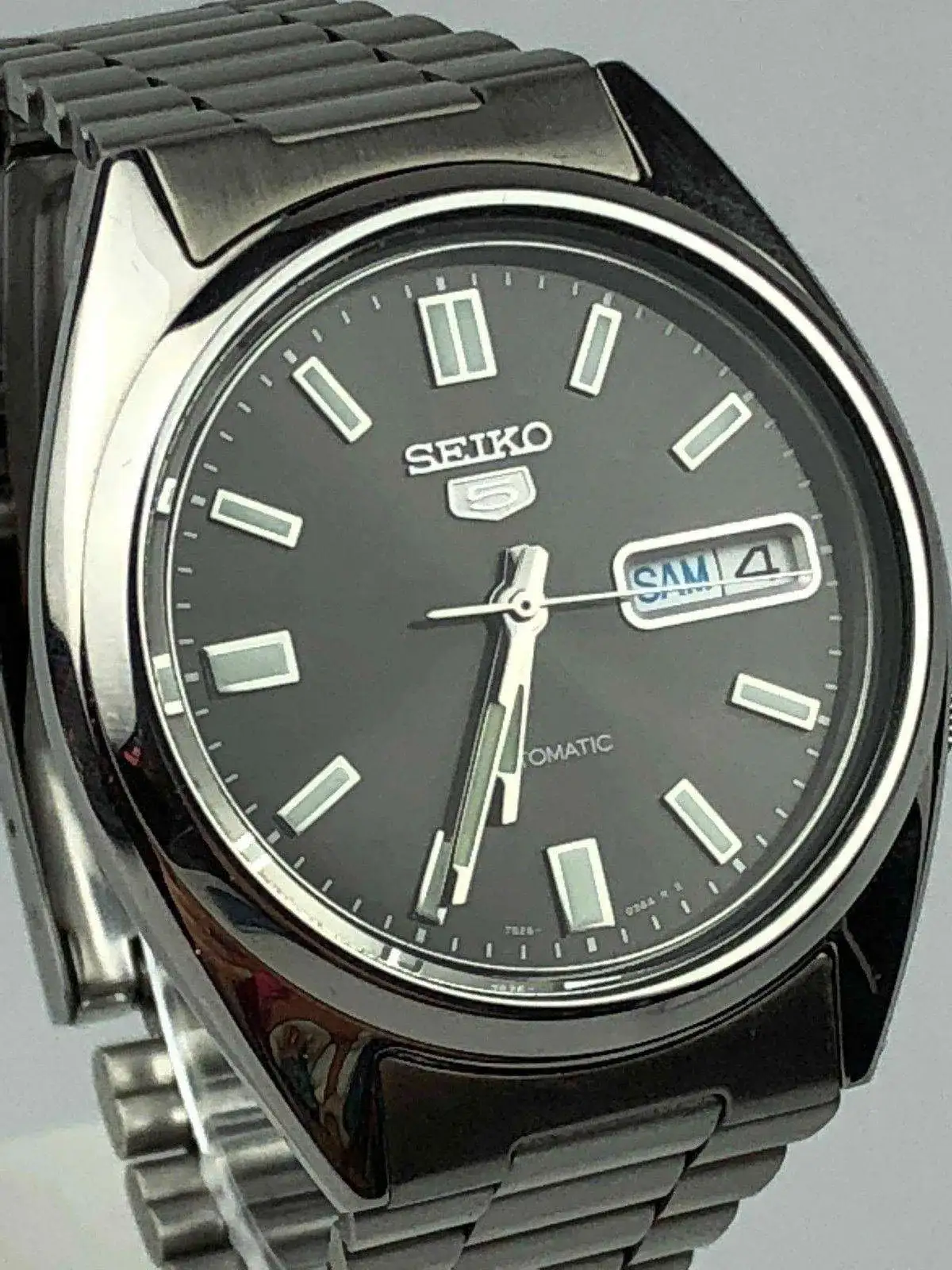 Seiko 5 SNXS79 automatic watch image 2